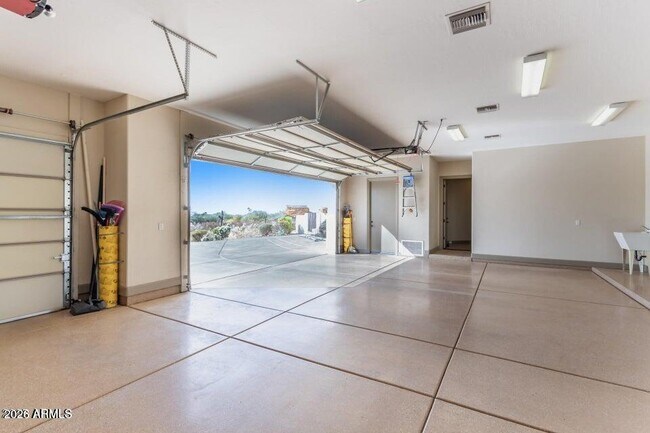 Building Photo - 8158 E Plymouth