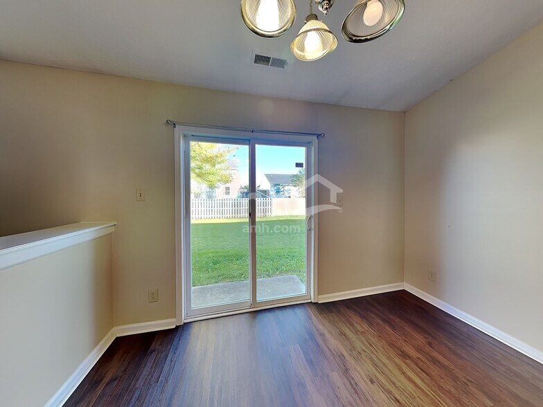 Building Photo - 7864 Fox Glen Dr