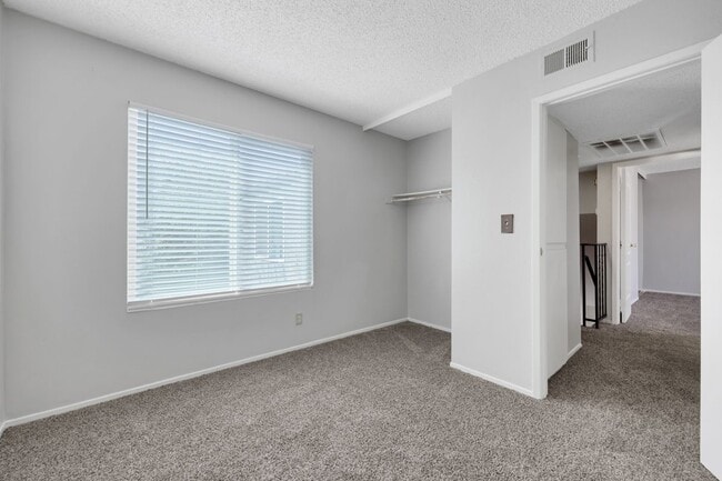Building Photo - 1520 Hialeah Dr