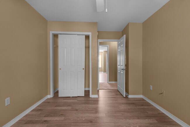 Building Photo - "Charming 3-Bed Townhouse Retreat with 2.5...