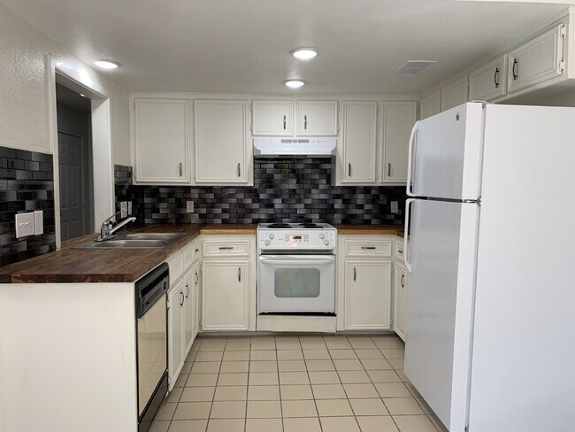Building Photo - Updated Duplex in the Heart of Shopping an...