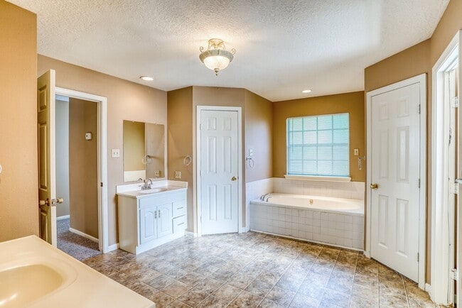 Building Photo - 19311 Cypress Bay Dr
