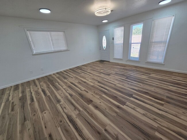Building Photo - Beautifully Remodeled 3 Bed/2 Bath Apartment
