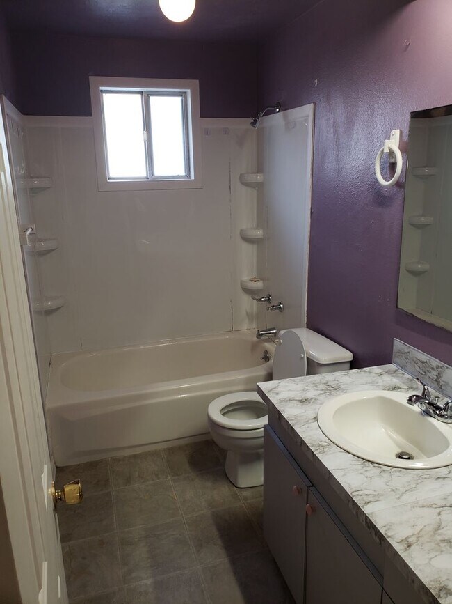 Building Photo - Available NOW - North End 3 bed 2 bath with a Fenced Yard