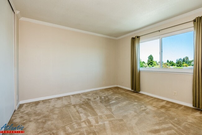 Building Photo - Lovely Condo | Remodeled Kitchen | Central Location