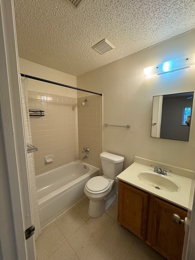 Building Photo - Spacious 3-Bedroom Home Near Randolph AFB ...