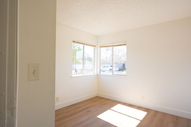 Building Photo - Updated 4 Bedroom / 2 Bathroom Home in Las Vegas