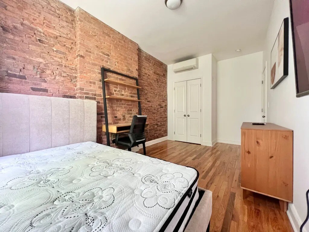 Building Photo - Furnished room/NOT APARTMENT