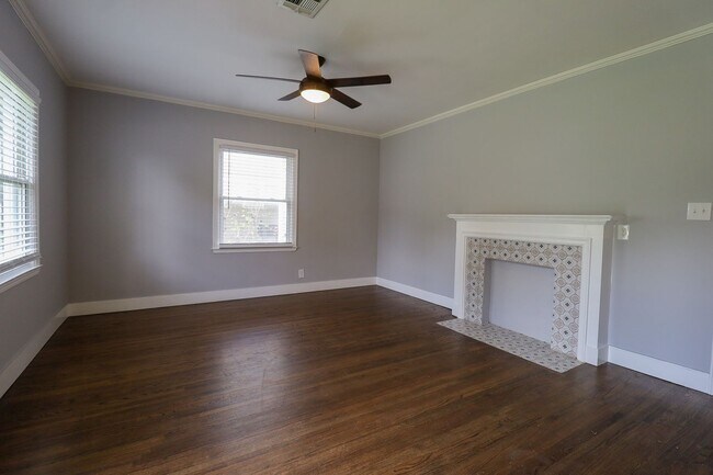 Building Photo - 3 Bed | 1 Bath | Mid Town | $1400