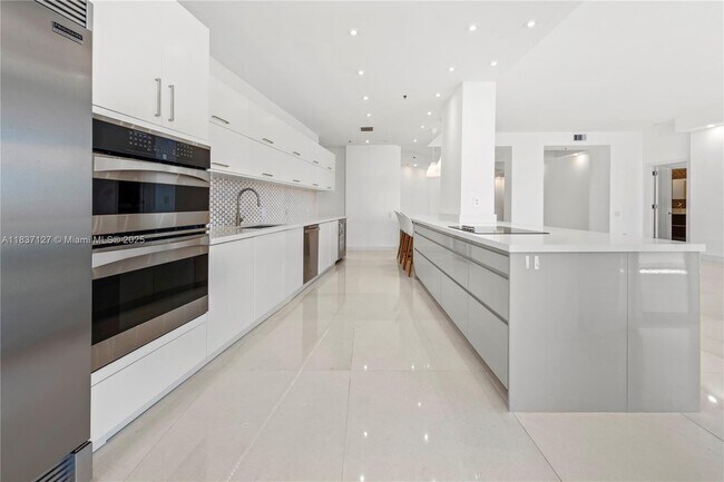 Building Photo - 808 Brickell Key Dr
