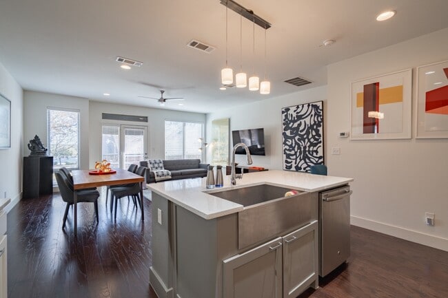 Building Photo - 2 Bed Option in East Dallas Townhome off Greenville Lakewood Neighborhood