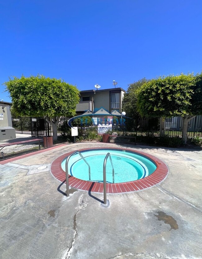 Building Photo - Charming Studio in Gated Community