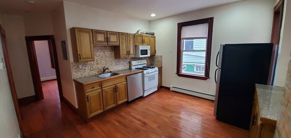 Building Photo - 69 Mozart St