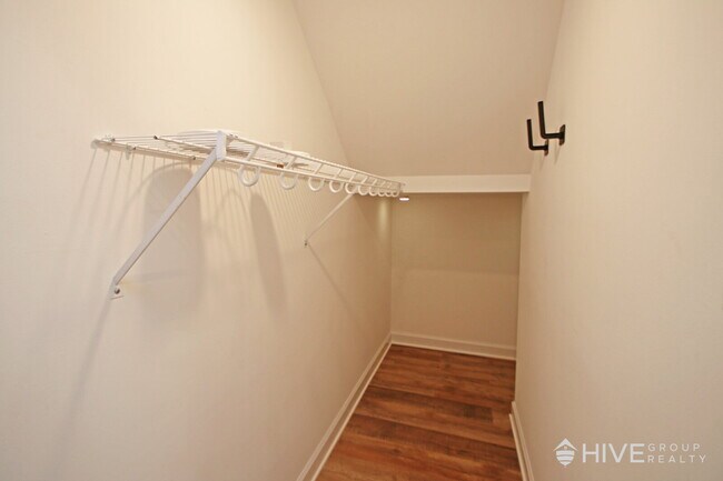 Building Photo - "Impressive 3-Bed Townhouse with Fenced in Backyard!"