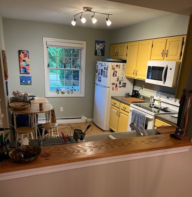 Kitchen - 2401 Brand Farm Dr