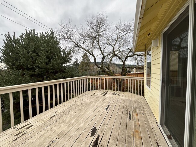 Building Photo - Elegant Home Offering Open Living Spaces, Spacious Primary Suite, and Nature-Inspired Yard