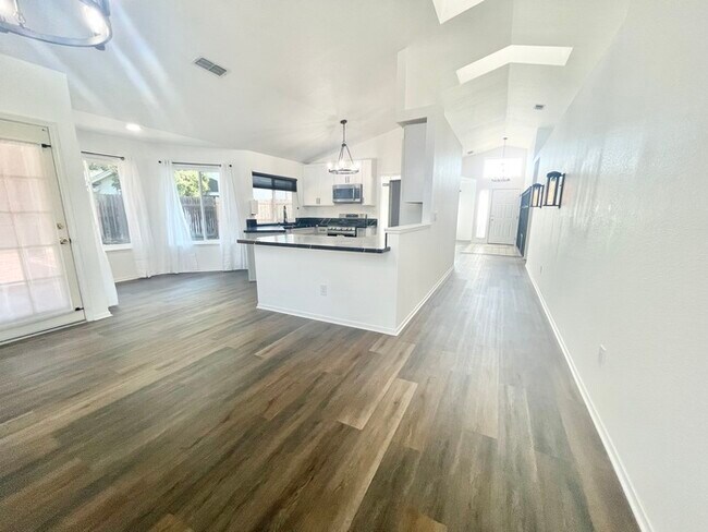 Building Photo - Stunning newly remodeled 3 bedroom 2 bathroom home!