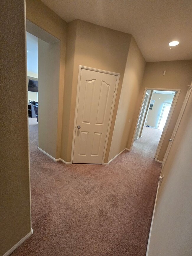 Building Photo - 3 Bedroom 2 Bath located in Mountain View DHS