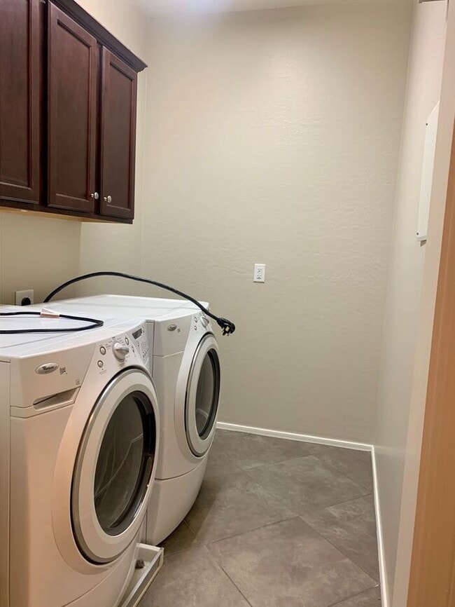 Building Photo - MOVE IN SPECIALS !! 4BD 3BA in South Tempe...