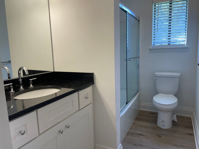 Building Photo - 2-Bedroom Duplex with full basement, 1-Car...