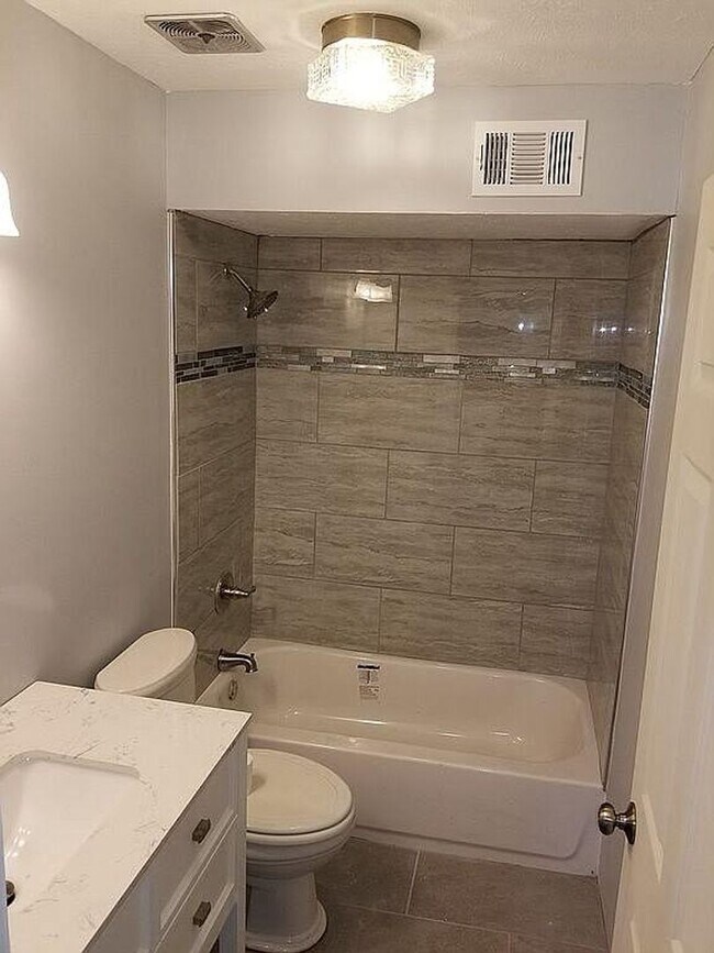 Building Photo - 4 bedroom 3 bath NE Columbus/ Ft. Moore