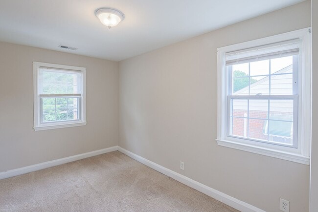 Building Photo - 1154 Elm Rd