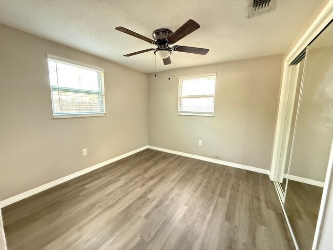 Building Photo - 2 Bedroom 1 Bath Duplex with Washer/Dryer!...
