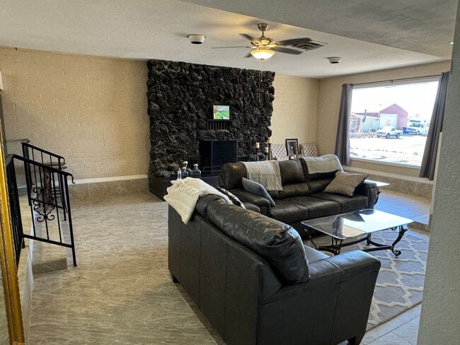 Building Photo - 3 Bedroom Furnished Home with UTILITIES INCLUDED with Courtyard Near the Colorado River 3-12 mont...