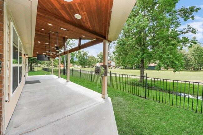 Building Photo - 2011 Halyard Dr