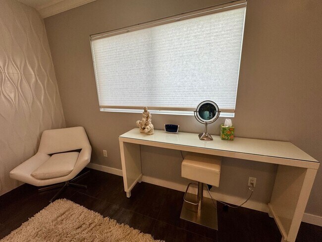 Building Photo - 423