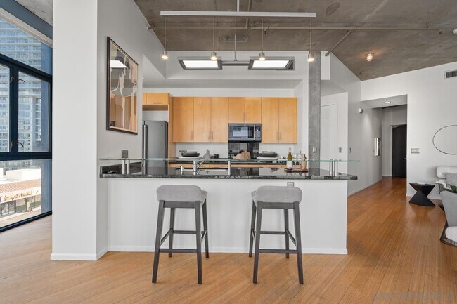 Building Photo - 527 Tenth Ave