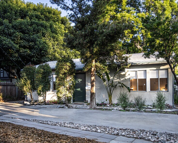 Front of house includes private driveway - 12354 Addison St