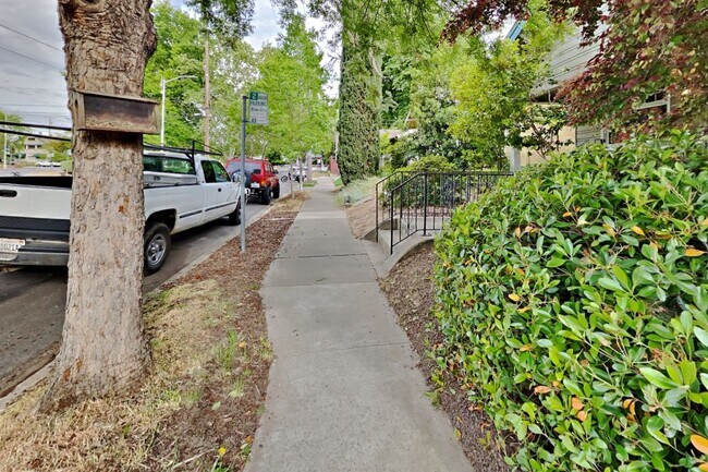 Building Photo - Charming Lank Park Bungalow