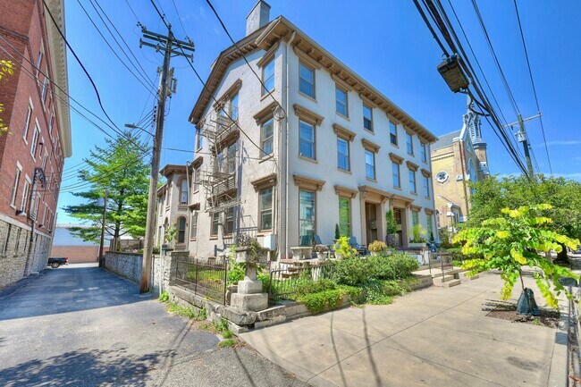 Building Photo - 519 Greenup St