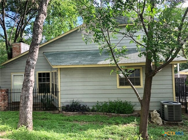 Building Photo - 615 Burleson St