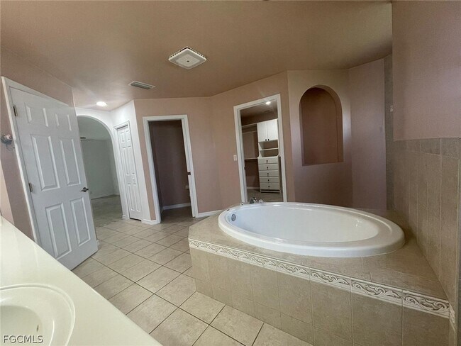 Building Photo - 2842 NW 5th Ave