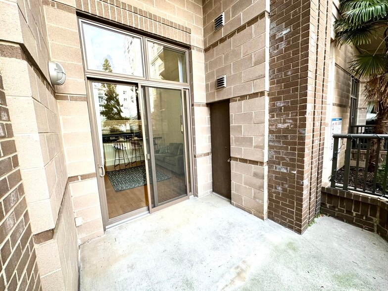 Building Photo - 718 W Trade St