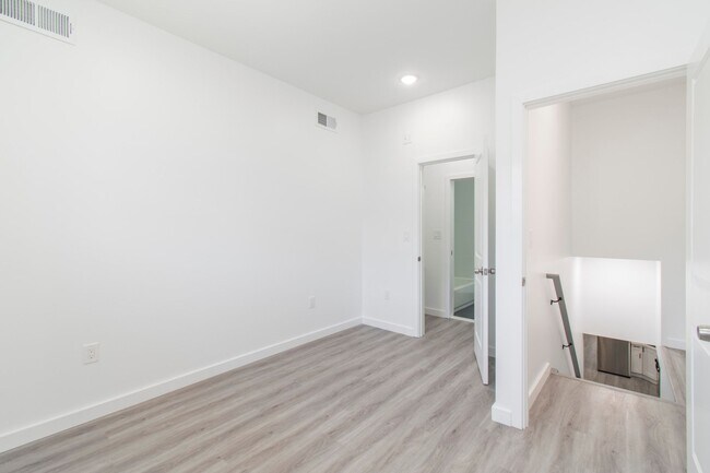 Building Photo - New! Renovated & Modern Apartment
