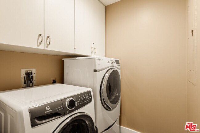 Building Photo - 10350 Wilshire Blvd