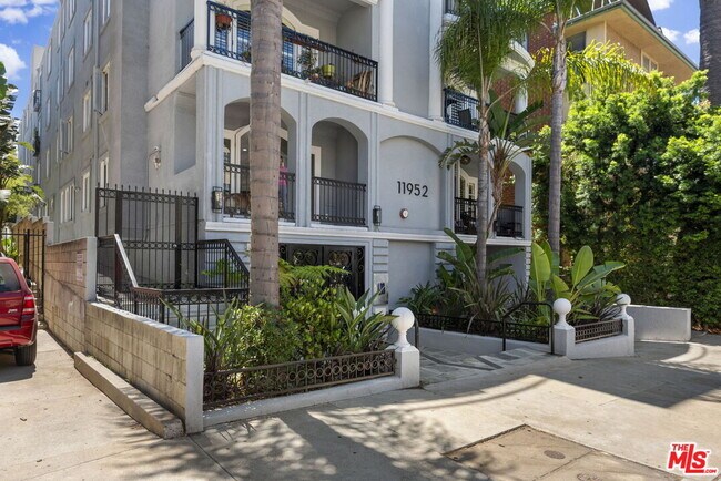 Building Photo - 11952 Montana Ave