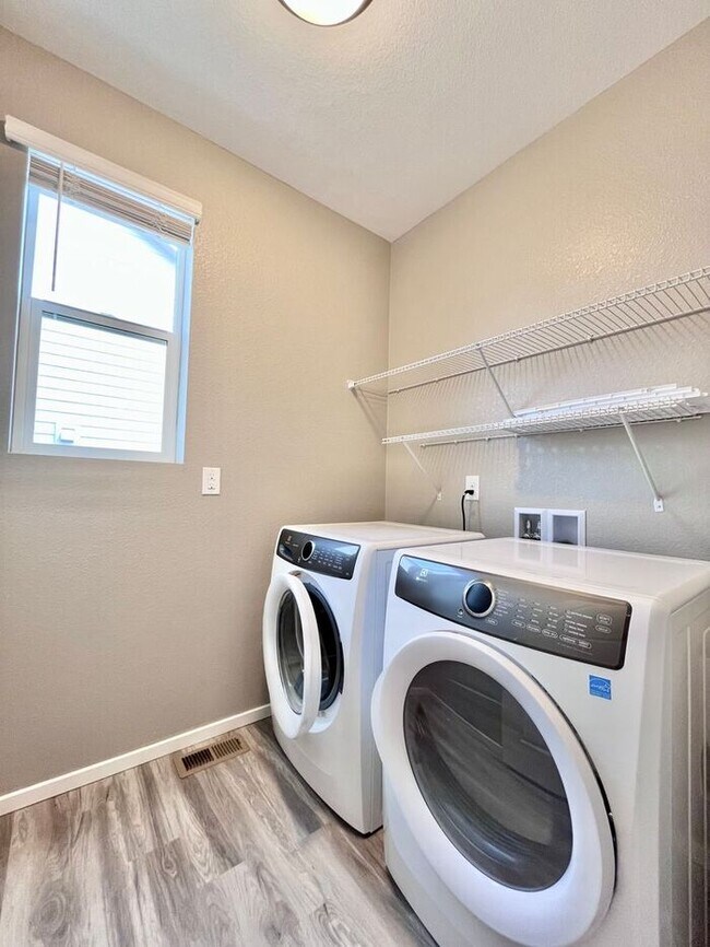 Building Photo - Charming Two-Story Home for Rent in the De...