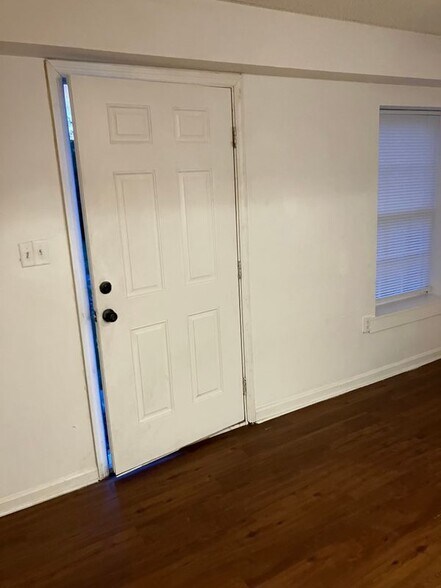 Building Photo - 1601 Bedell Ave