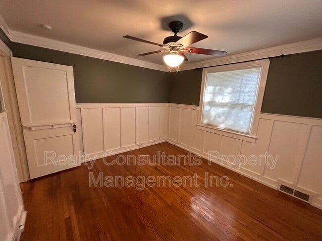 Building Photo - 2461 Lyndhurst Ave
