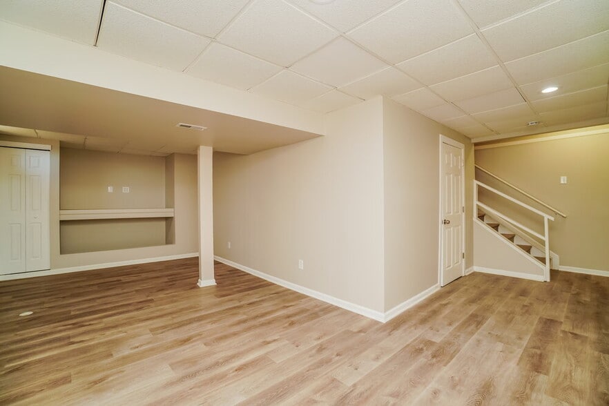 Building Photo - 1041 Oxford Dr N