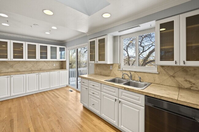 Building Photo - 304 Cielo Vista St