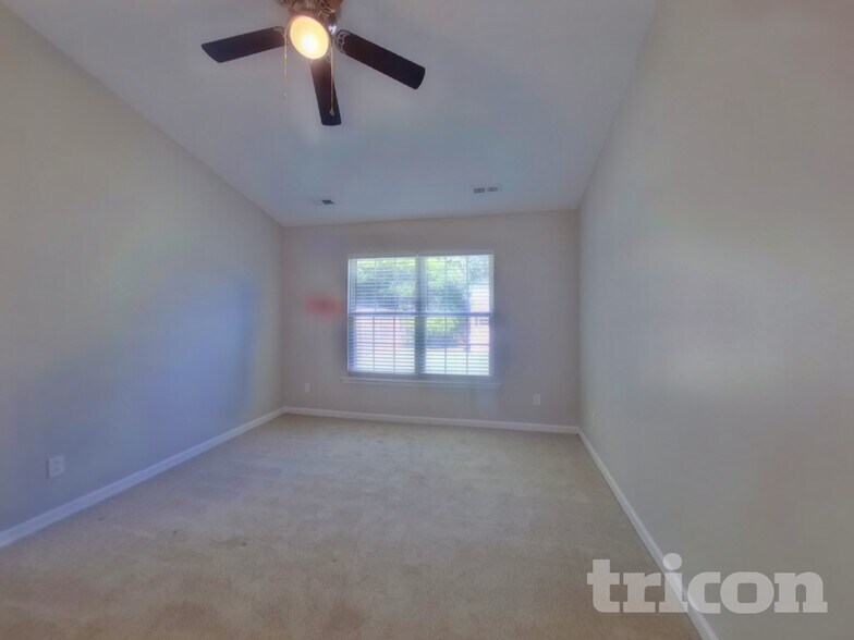 Building Photo - 633 Thornbird Cir