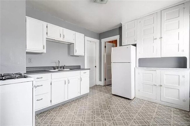 Building Photo - 328 Tennyson Ave
