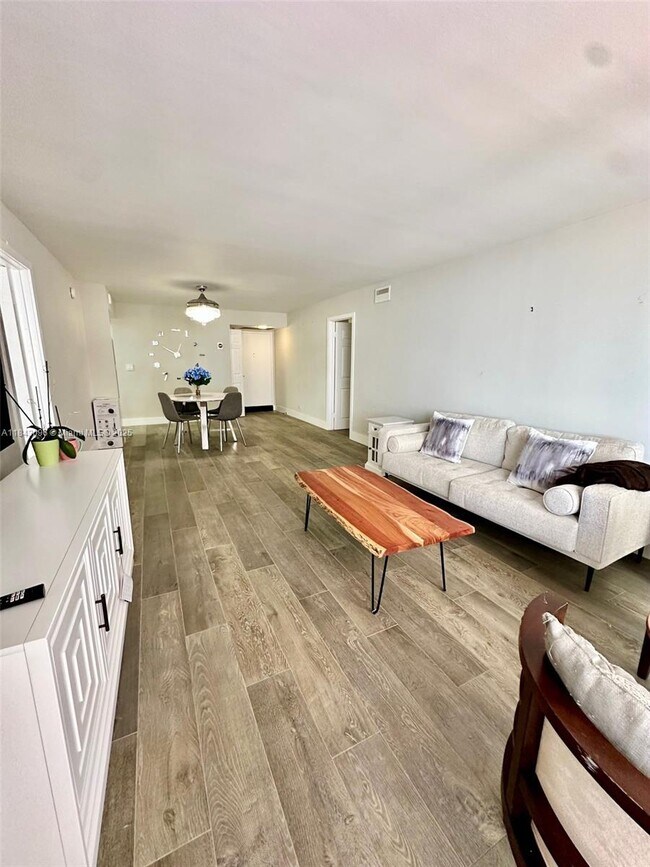 Building Photo - 6039 Collins Ave
