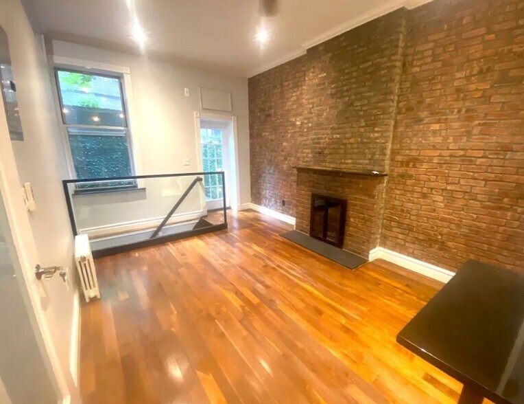 Building Photo - 562 Hudson St
