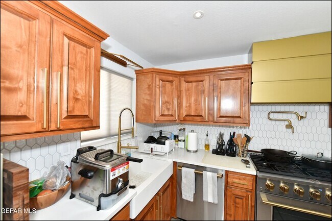 Building Photo - 4224 Hampshire Ln